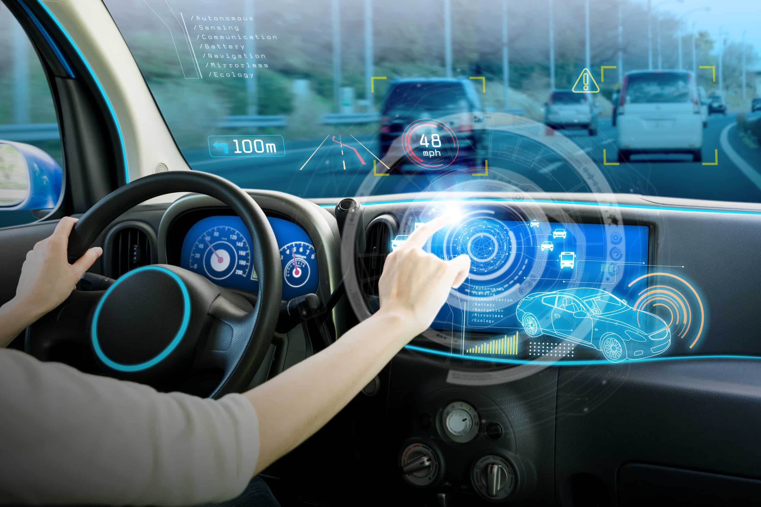 Eine Frau fährt ein Auto mit einem fortschrittlichen digitalen Bildschirm auf dem Armaturenbrett und leistet einen Beitrag zur ADAS-Entwicklung.